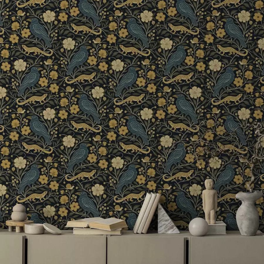 carta da parati Uccelli, lucertole e lumache tra i fiori su uno sfondo scuro nr. a00691