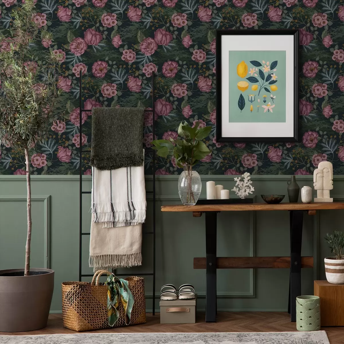 Carta da parati Flora scura con fiori e foglie rosa, sfondo intenso a00724