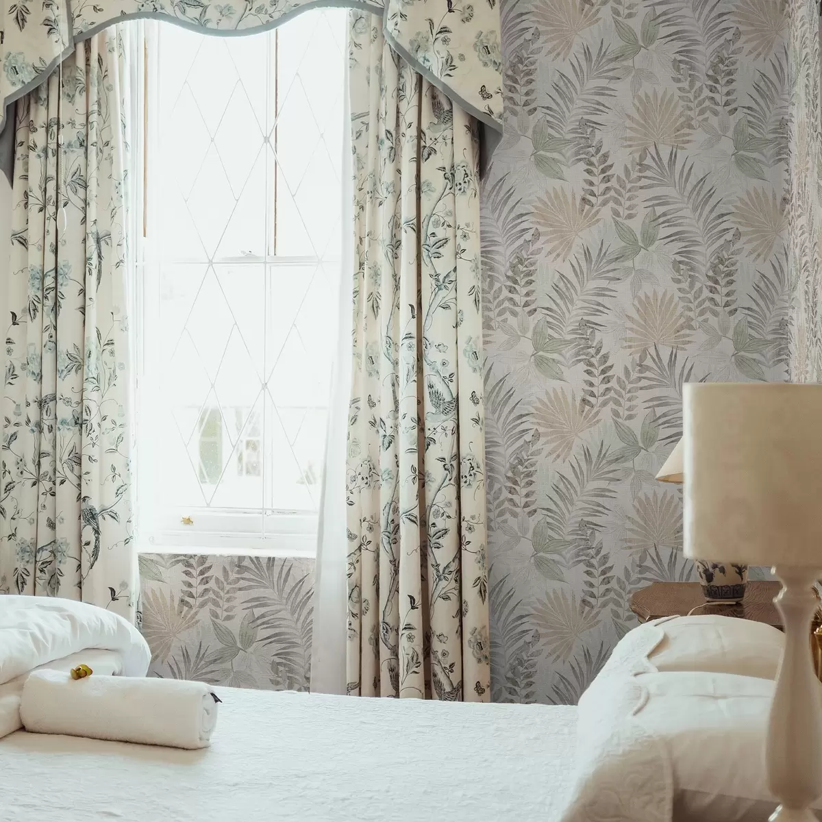 Carta da parati Foglie tropicali dai colori pastello su sfondo chiaro, texture delicata a00725