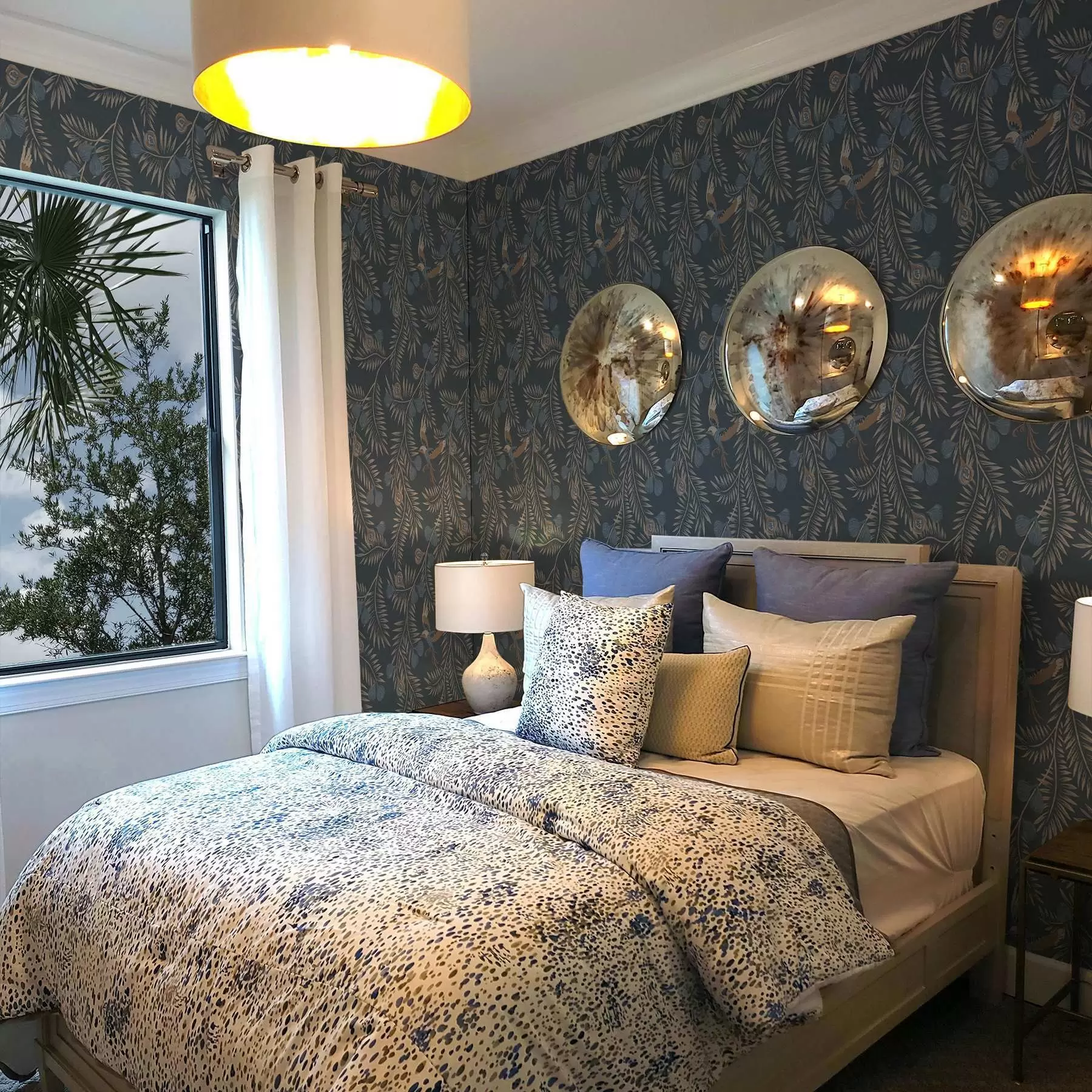 carta da parati Uccello tra frutti blu e foglie di palma, indaco nr. a00726