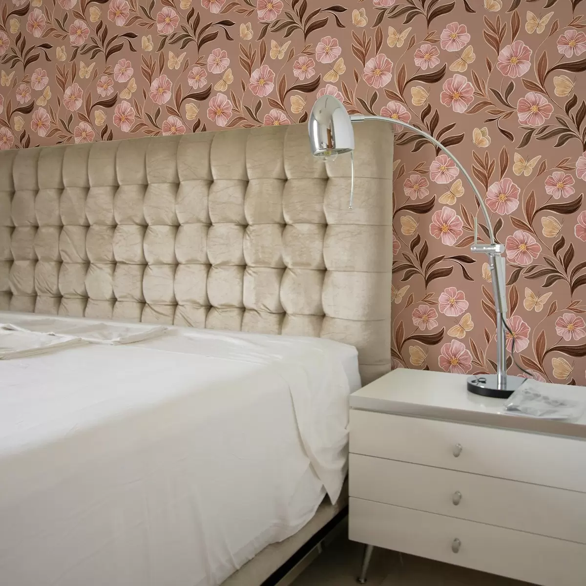 Carta da parati Fiori rosa e farfalle su uno sfondo marrone caldo a00633v1