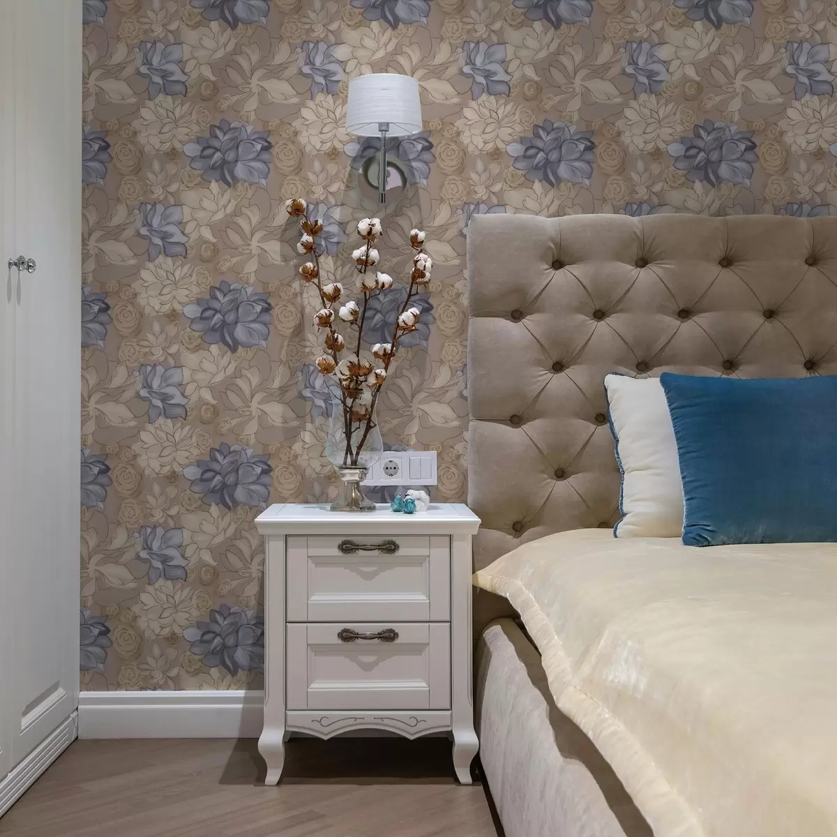 Carta da parati Fiori color crema e blu su uno sfondo beige caldo a00634v1
