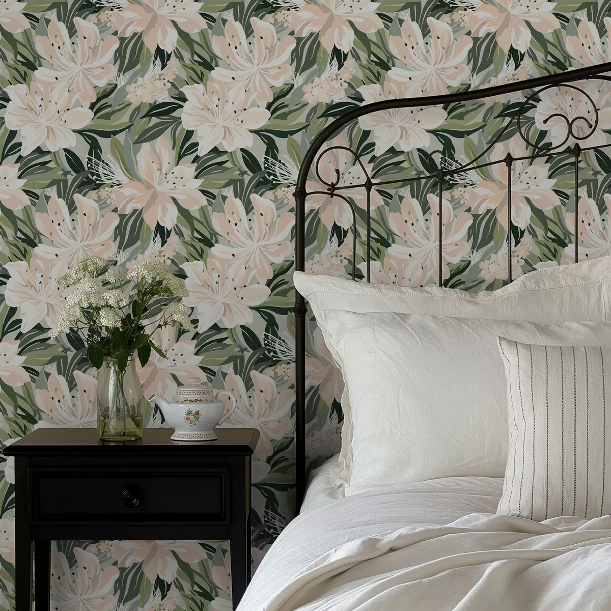 Carta da parati Grandi fiori color crema su sfondo verde chiaro a00646