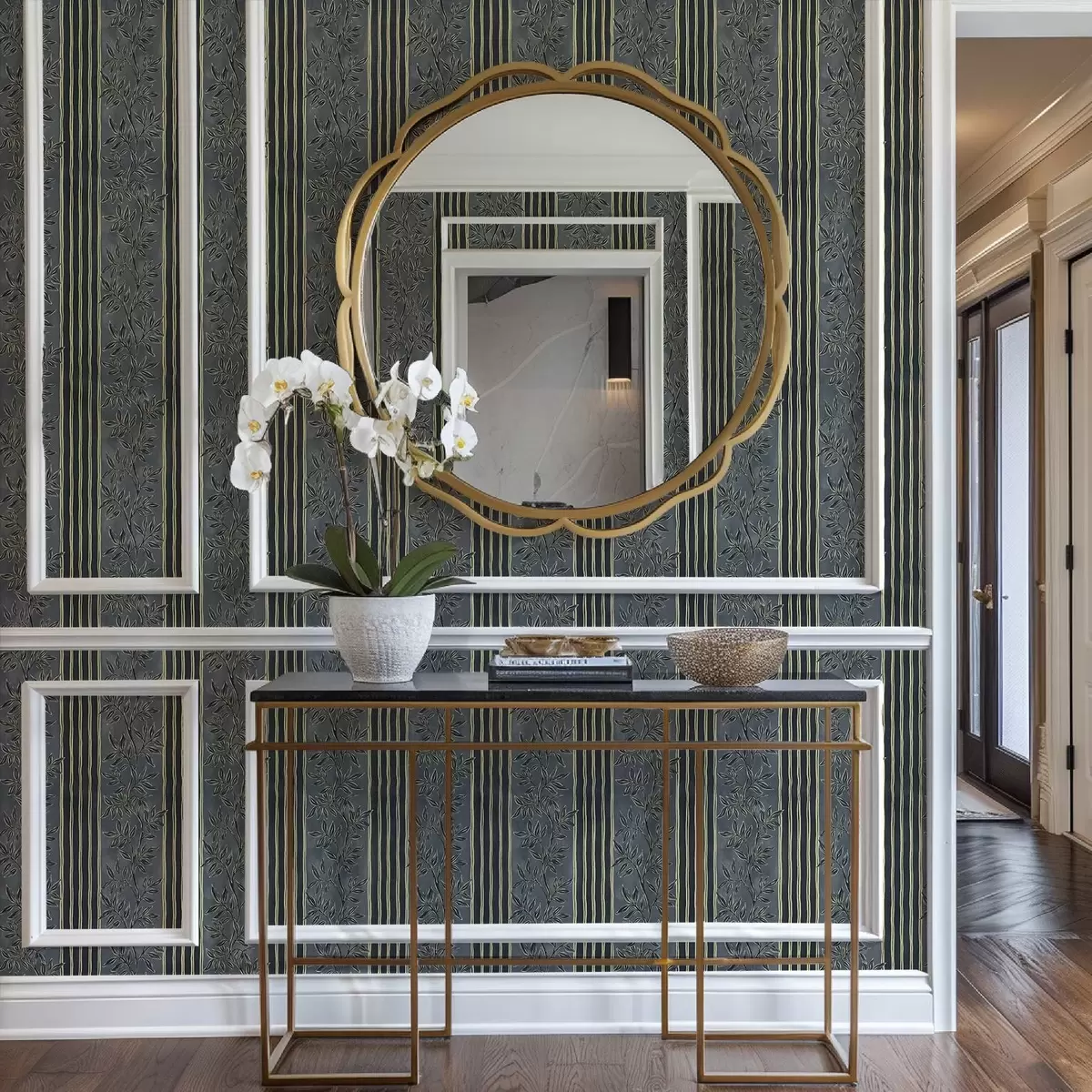 Carta da parati Righe verticali con motivi botanici in tonalità scure a00648