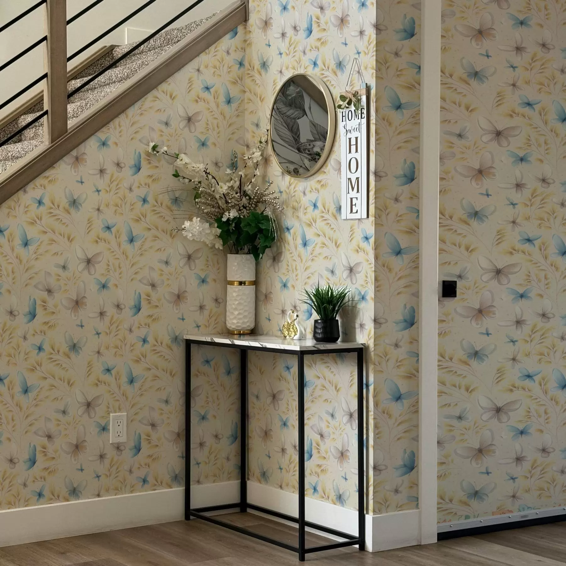 carta da parati Farfalle leggere tra foglie gialle su uno sfondo chiaro nr. a00795