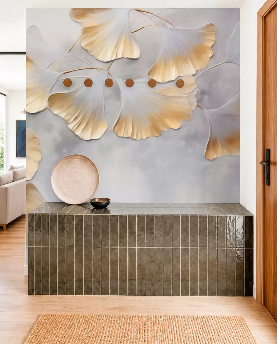 Carta da parati nature Foglie di ginkgo biloba con bordi gialli su un ramo, sfondo grigio testurizzato, design elegante e minimalista 