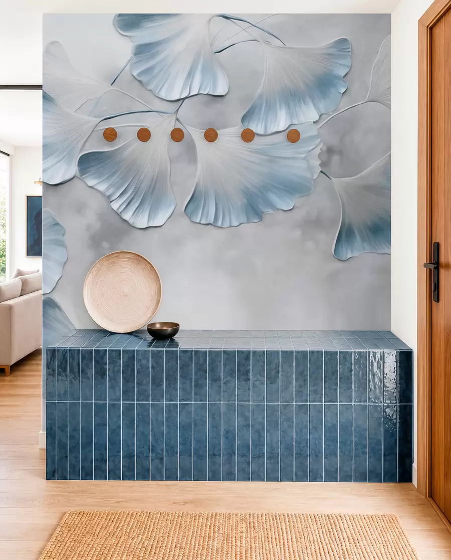 Carta da parati nature Foglie di ginkgo biloba con bordi blu su un ramo, sfondo grigio testurizzato, design elegante e minimalista 