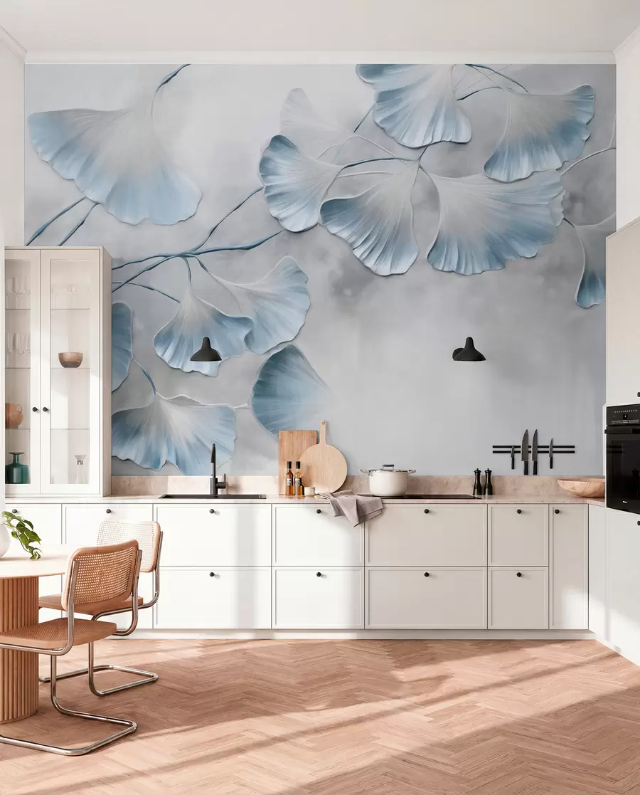 Carta da parati nature Foglie di ginkgo biloba con bordi blu su un ramo, sfondo grigio testurizzato, design elegante e minimalista 