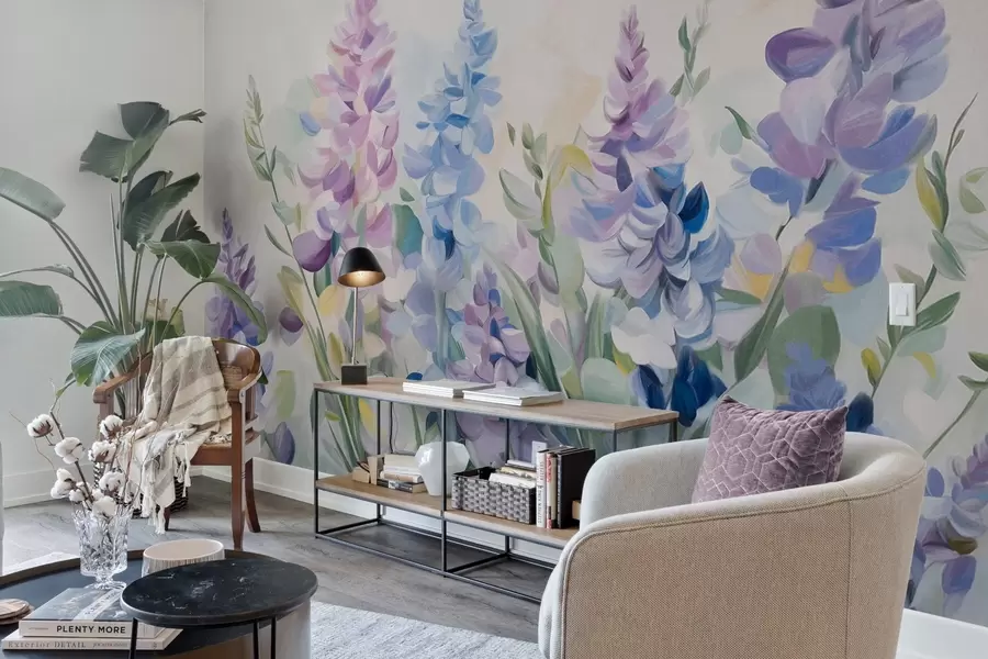 carta da parati Fiori viola e blu con foglie blu, sfondo chiaro, pennellate morbide, colori vivaci nr. w09482