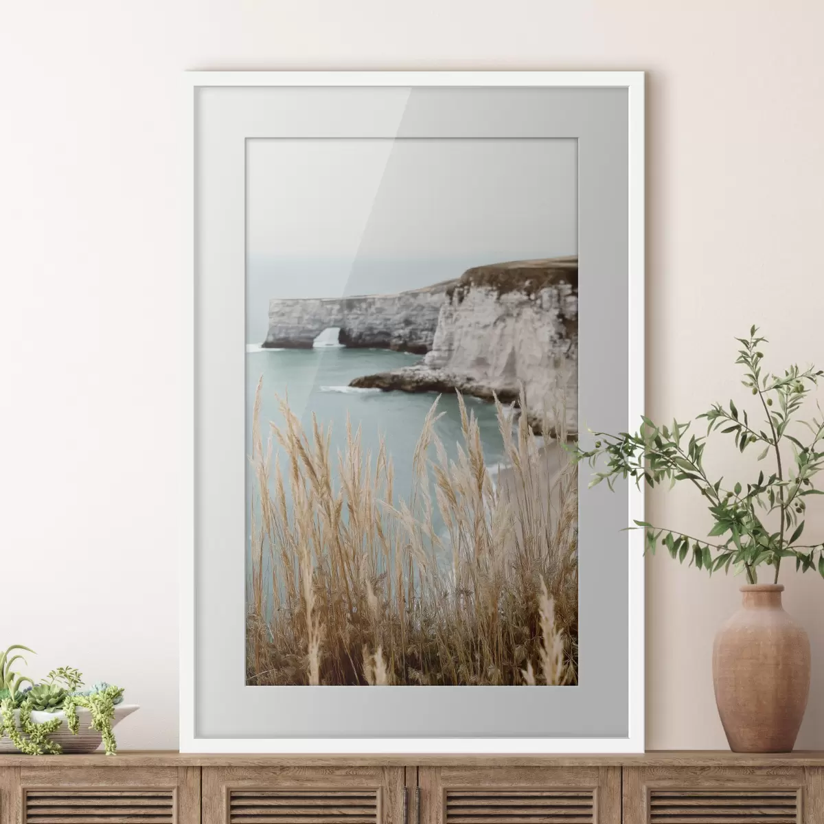 Poster Scogliere costiere con canneti in primo piano f46141