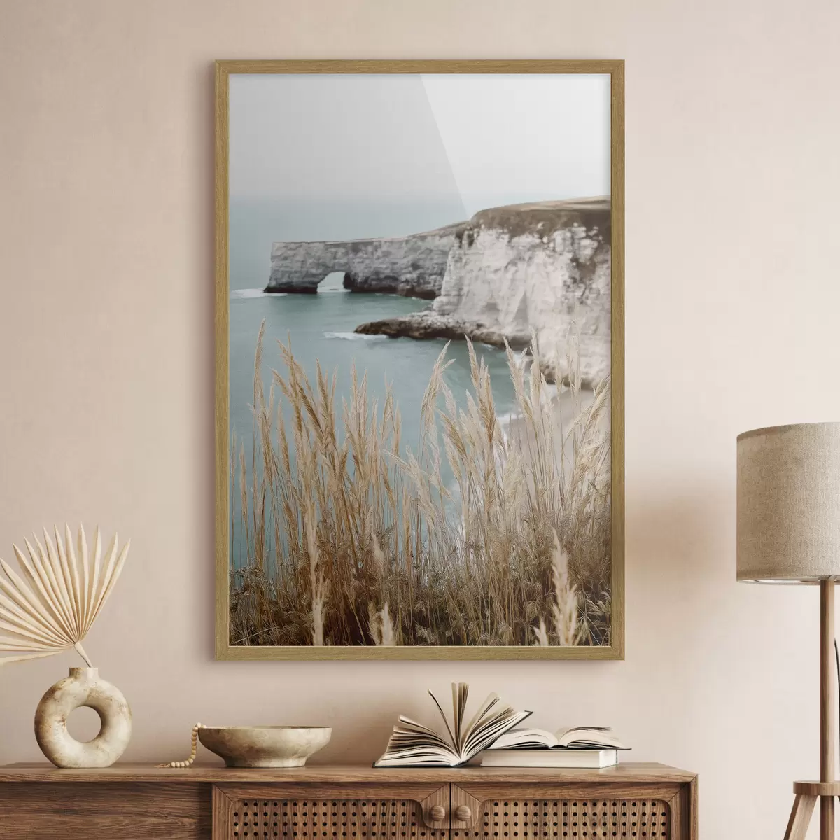 Poster Scogliere costiere con canneti in primo piano f46141