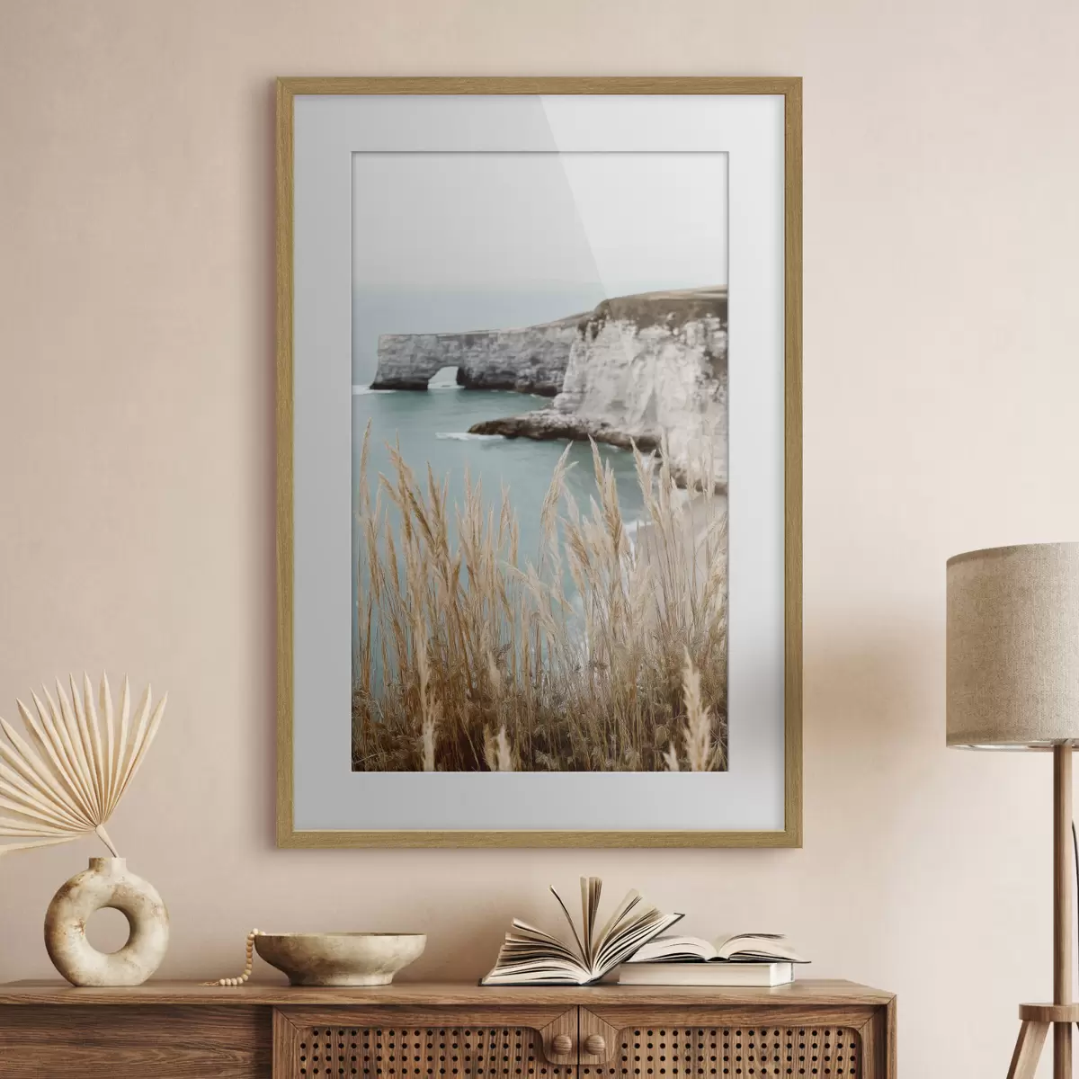 Poster Scogliere costiere con canneti in primo piano f46141
