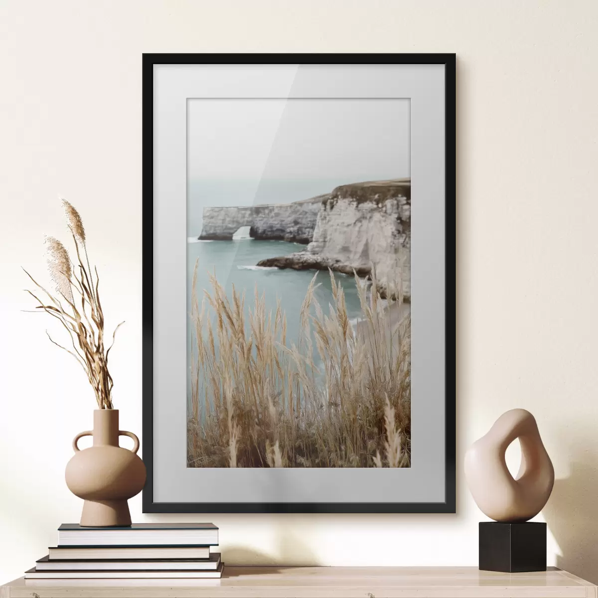 Poster Scogliere costiere con canneti in primo piano f46141