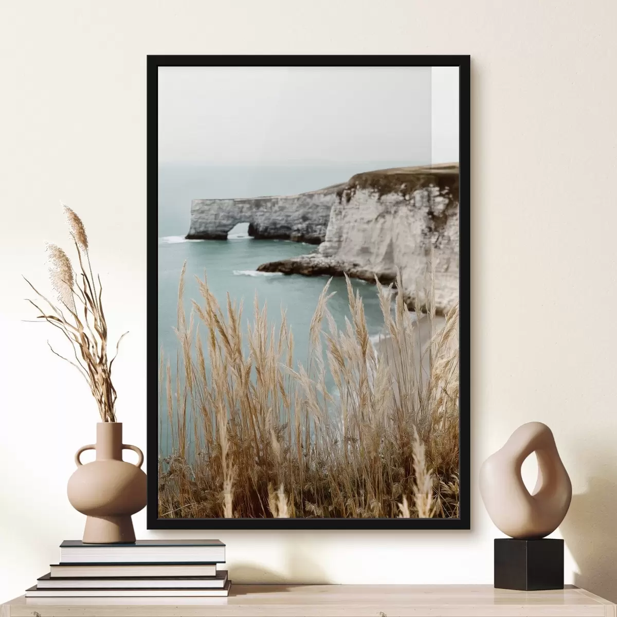 Poster Scogliere costiere con canneti in primo piano f46141