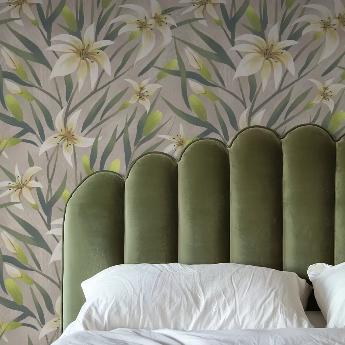 Carta da parati Gigli color crema con foglie su sfondo grigio-beige a00837