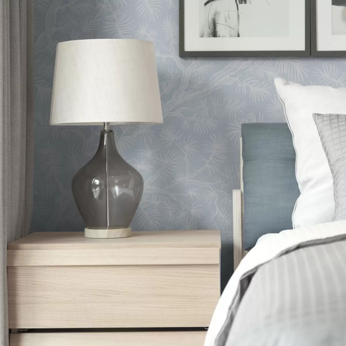 Carta da parati Rami di pino in tonalità chiare su sfondo blu a00838