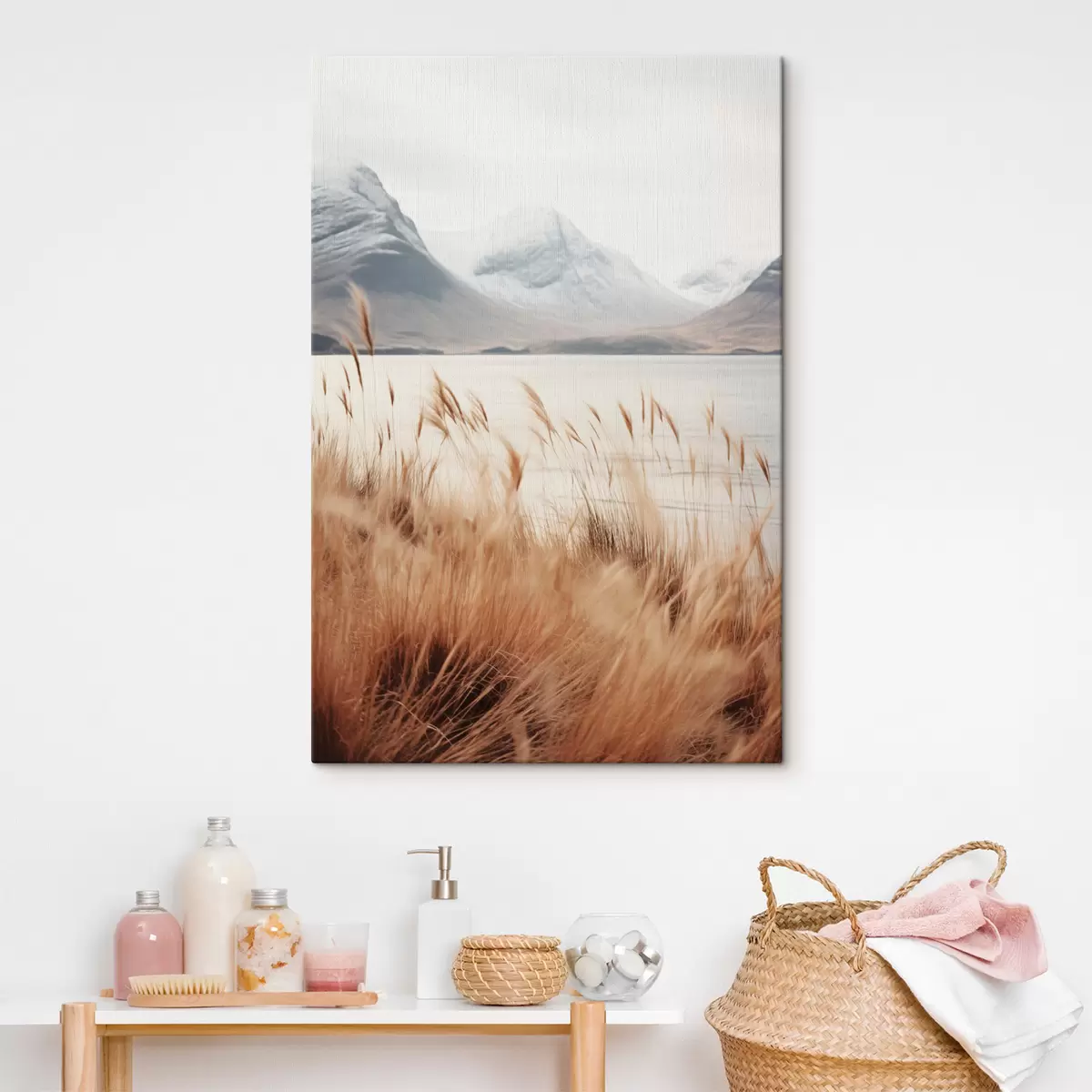 carta da parati Campo di erba della Pampa davanti a un paesaggio lacustre con montagne innevate sullo sfondo, luce soffusa nr. s46282