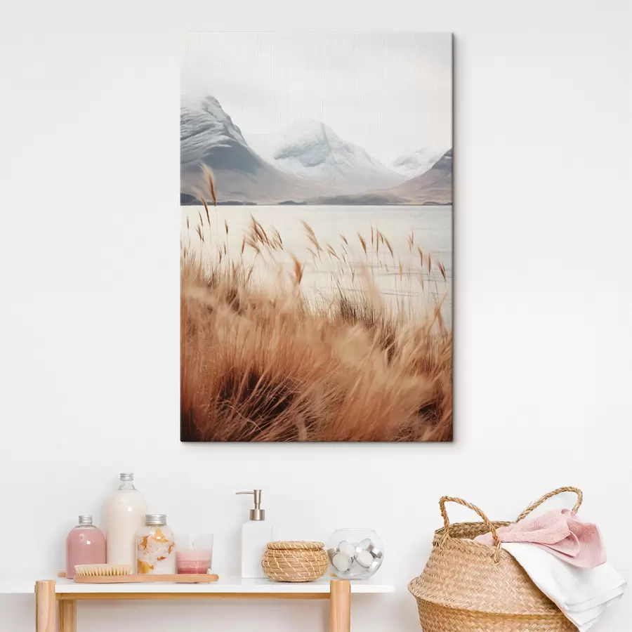 carta da parati Campo di erba della Pampa davanti a un paesaggio lacustre con montagne innevate sullo sfondo, luce soffusa nr. s46282