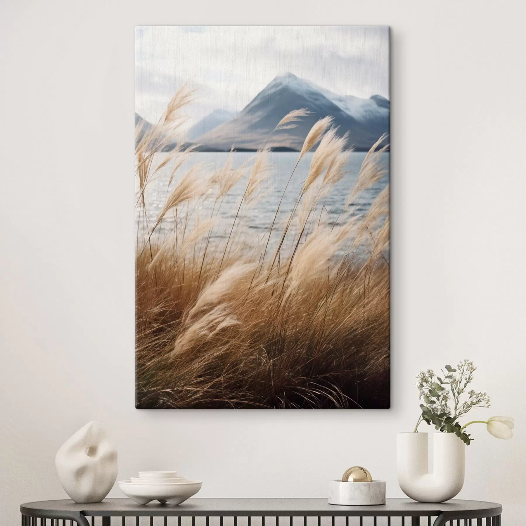 carta da parati Erba della Pampa con un lago e montagne sullo sfondo, illuminazione soffusa, colori tenui, stile naturalistico nr. s46283