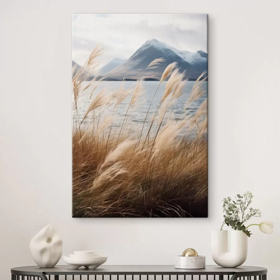 carta da parati Erba della Pampa con un lago e montagne sullo sfondo, illuminazione soffusa, colori tenui, stile naturalistico nr. s46283