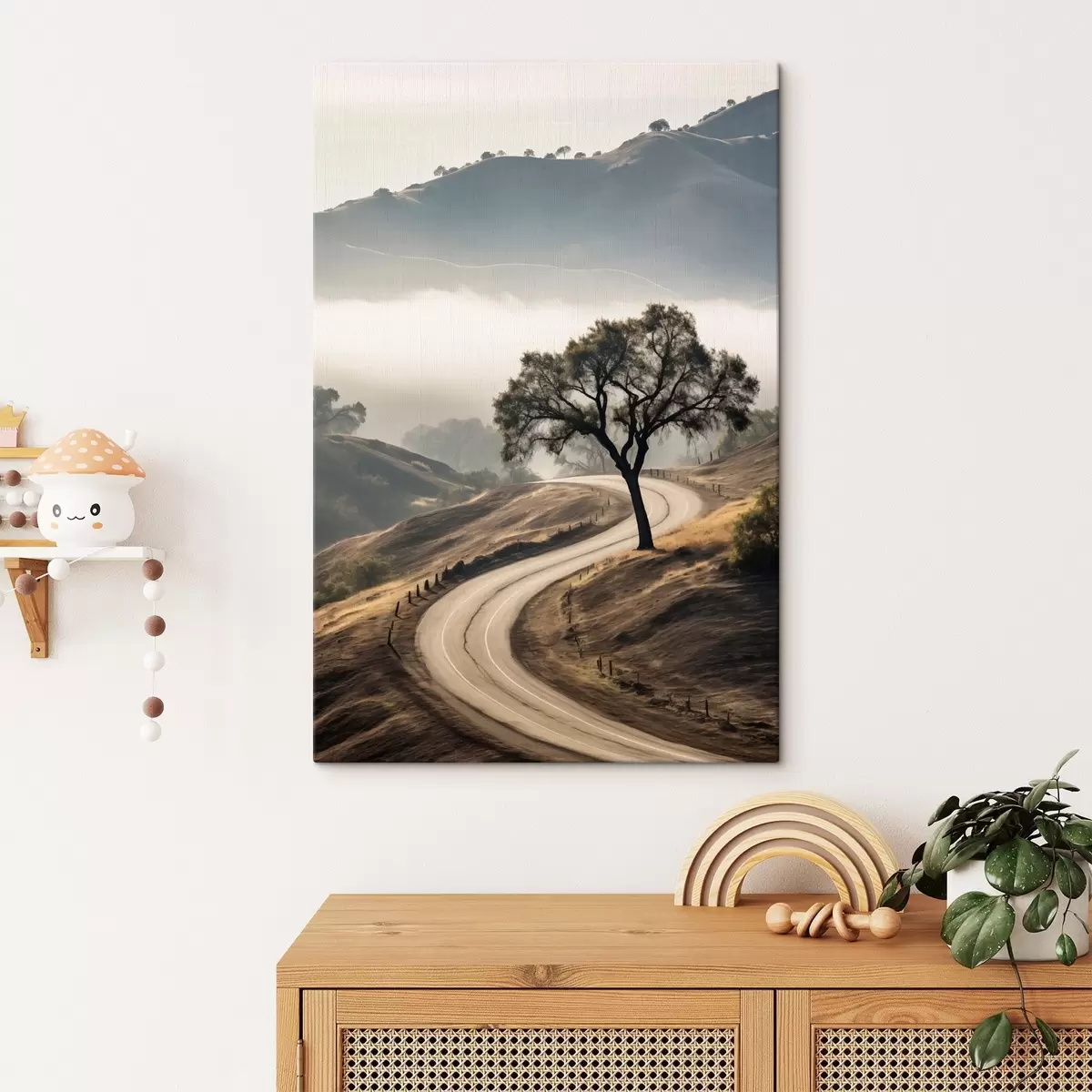 carta da parati Una strada tortuosa che attraversa dolci colline con un albero in primo piano, sullo sfondo nebbia e montagne nr. s46288