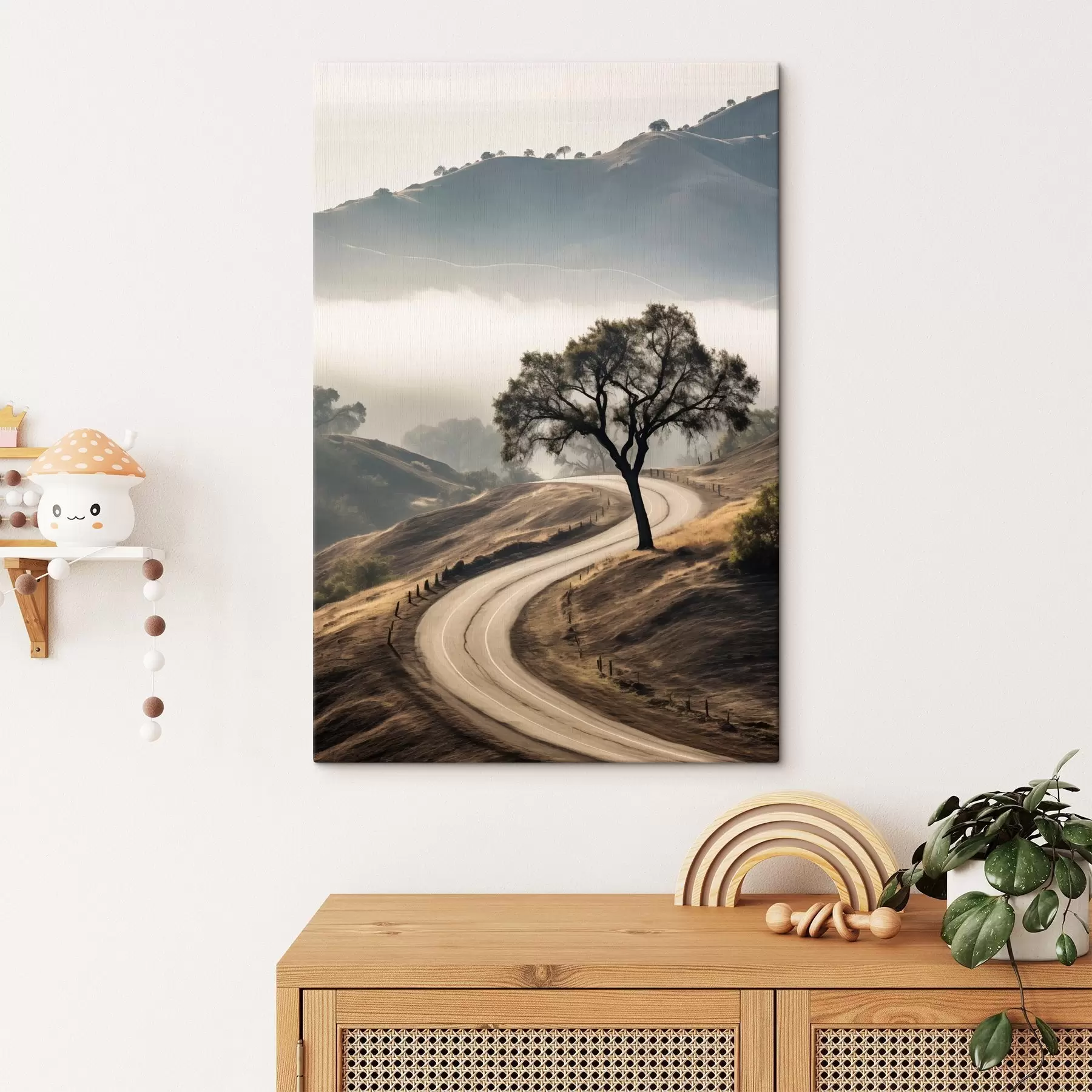 carta da parati Una strada tortuosa che attraversa dolci colline con un albero in primo piano, sullo sfondo nebbia e montagne nr. s46288