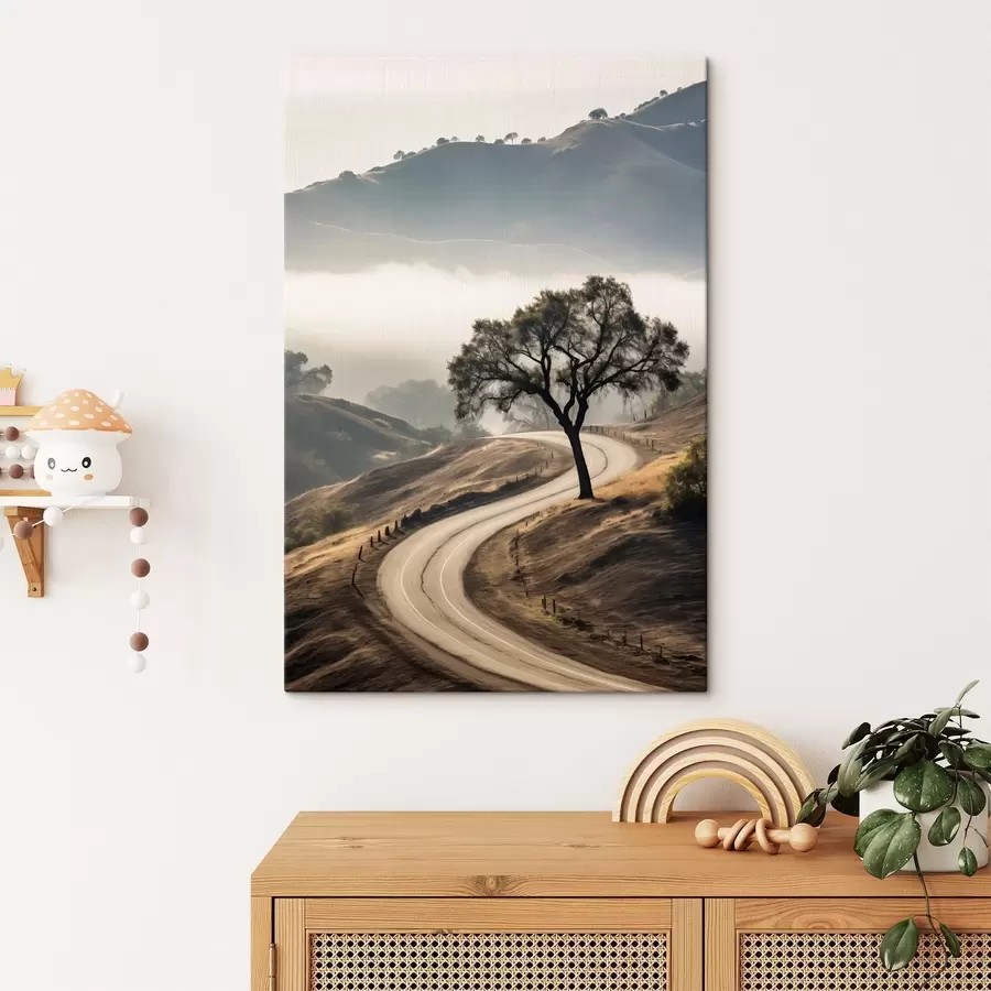 carta da parati Una strada tortuosa che attraversa dolci colline con un albero in primo piano, sullo sfondo nebbia e montagne nr. s46288