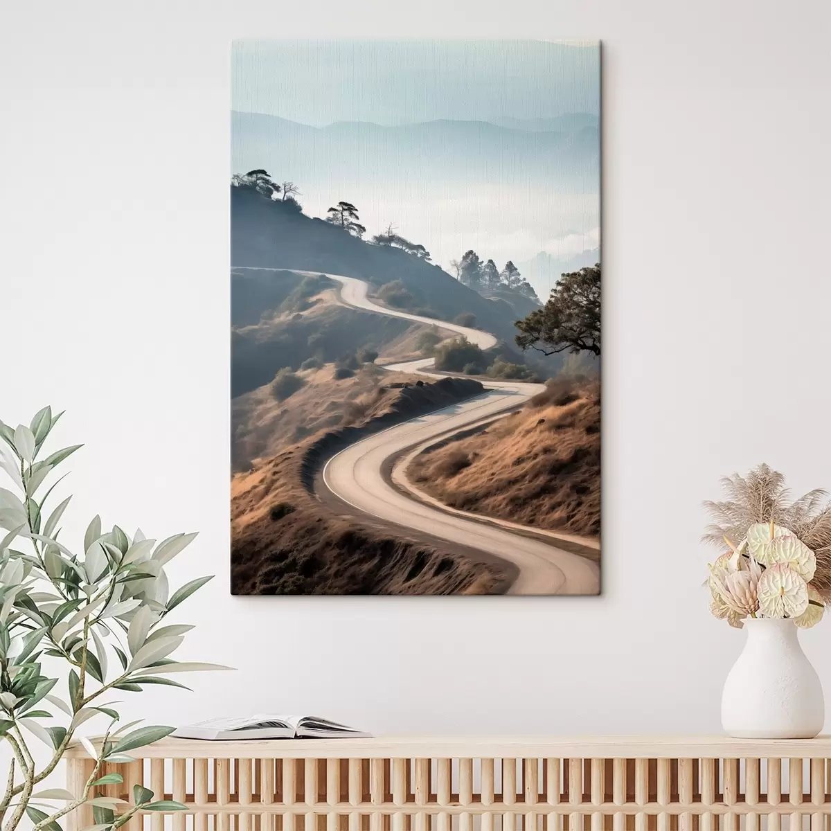 carta da parati Una strada tortuosa che attraversa un paesaggio collinare con erba secca sotto un cielo limpido e montagne in lontananza nr. s46289