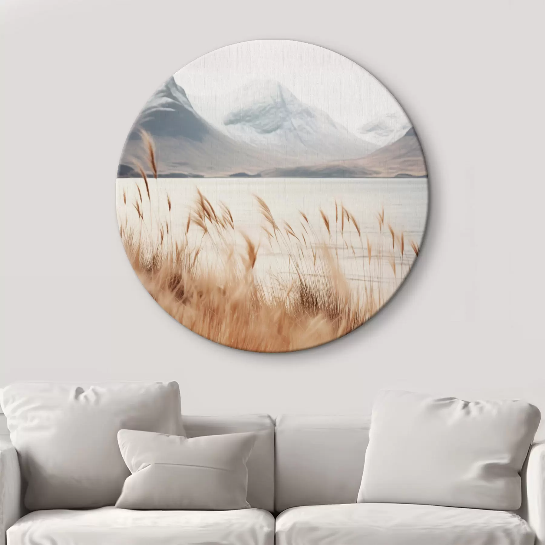 carta da parati Campo di erba della Pampa davanti a un paesaggio lacustre con montagne innevate sullo sfondo, luce soffusa nr. r46282