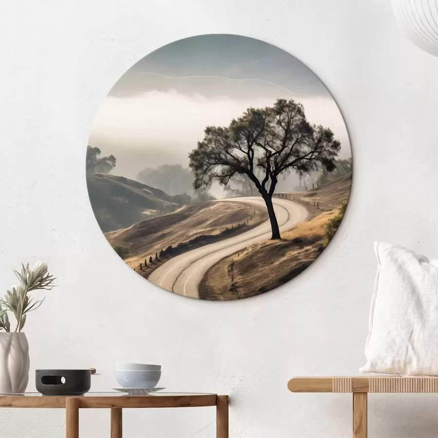 carta da parati Una strada tortuosa che attraversa dolci colline con un albero in primo piano, sullo sfondo nebbia e montagne nr. r46288