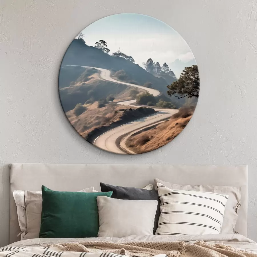 carta da parati Una strada tortuosa che attraversa un paesaggio collinare con erba secca sotto un cielo limpido e montagne in lontananza nr. r46289