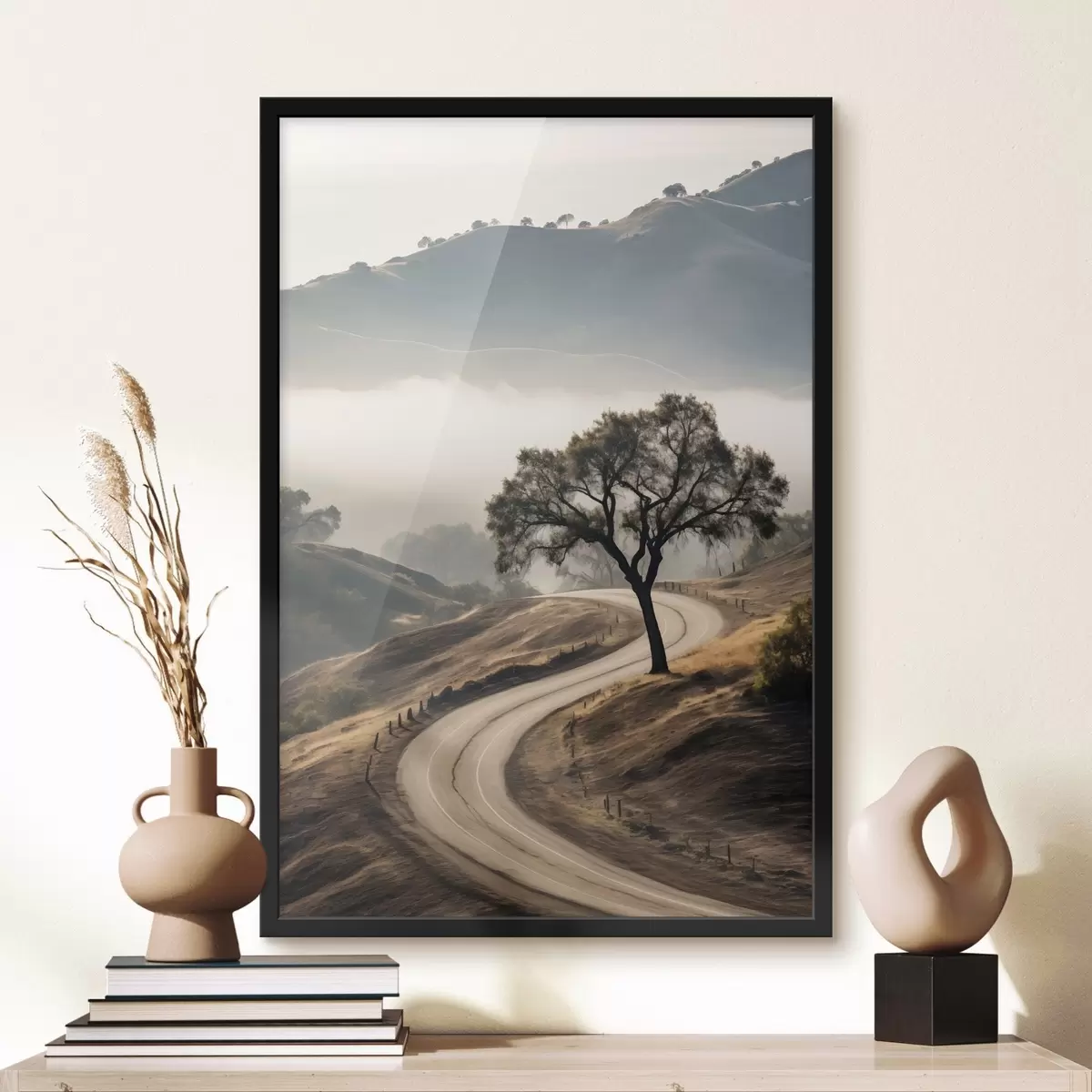 Poster Una strada tortuosa che attraversa dolci colline con un albero in primo piano, sullo sfondo nebbia e montagne f46288