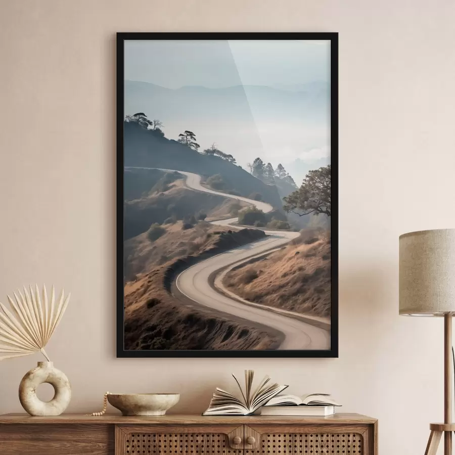 carta da parati Una strada tortuosa che attraversa un paesaggio collinare con erba secca sotto un cielo limpido e montagne in lontananza nr. f46289