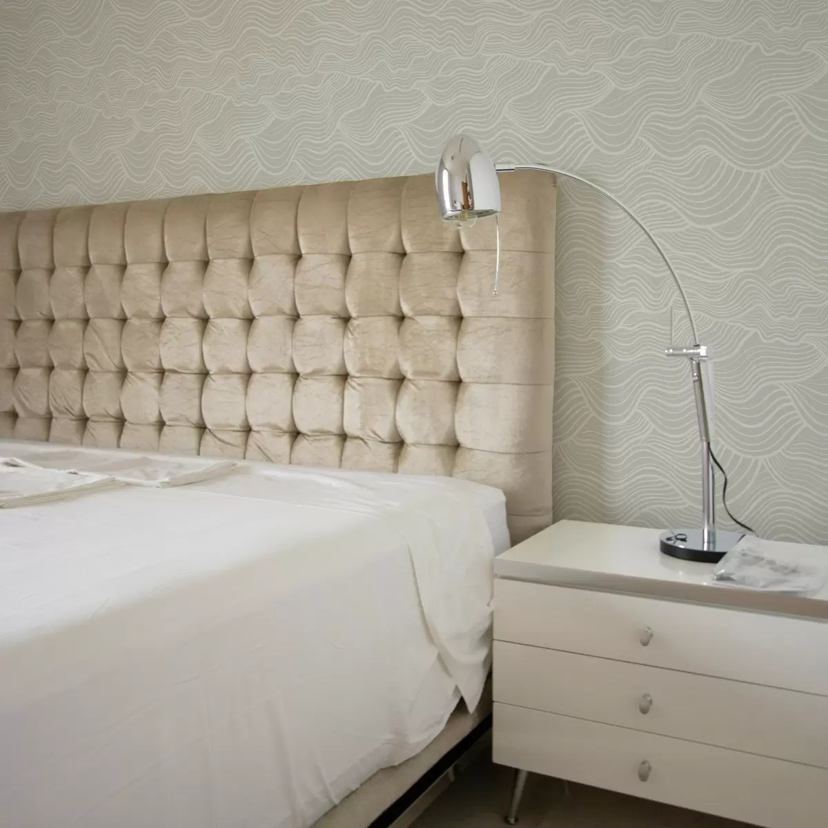 Carta da parati Onde su sfondo grigio-oliva con texture tessuto a00681