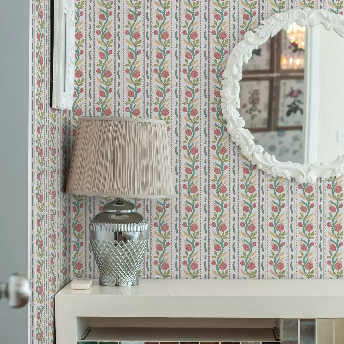 Carta da parati Strisce verticali con fiori color corallo e foglie turchesi a00816