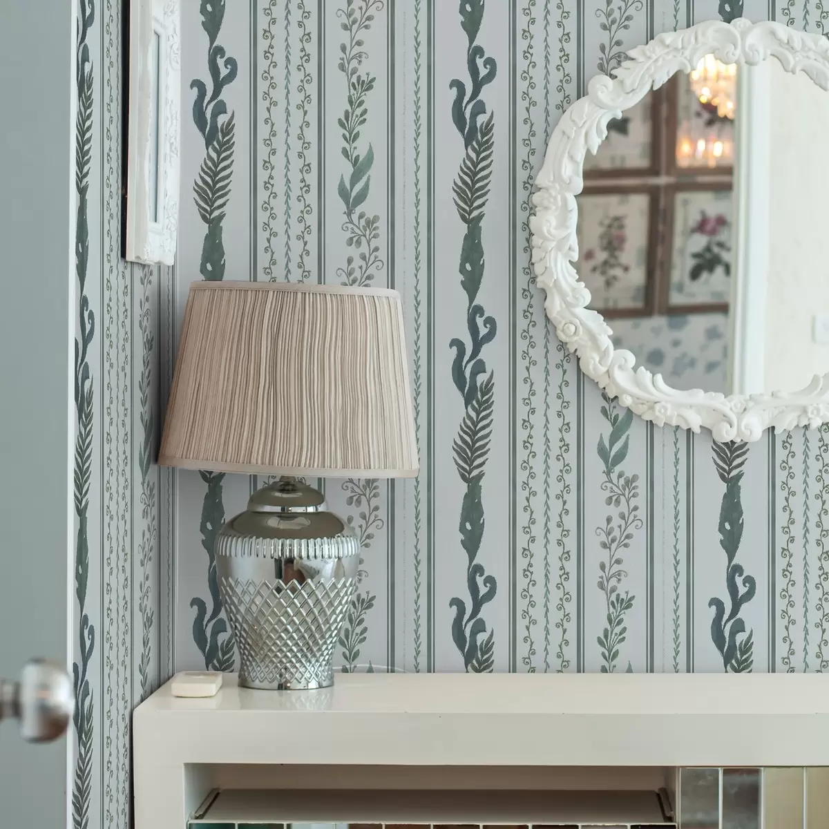 Carta da parati Righe con rami e riccioli su sfondo azzurro freddo a00823v1