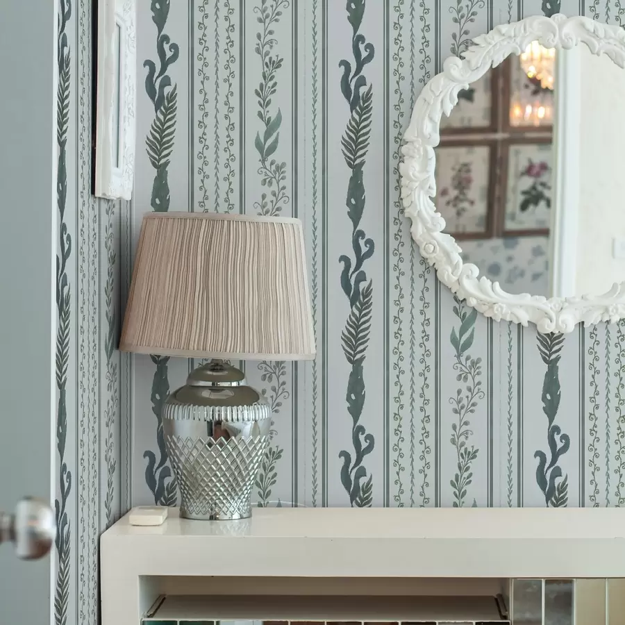 carta da parati Righe con rami e riccioli su sfondo azzurro freddo nr. a00823v1