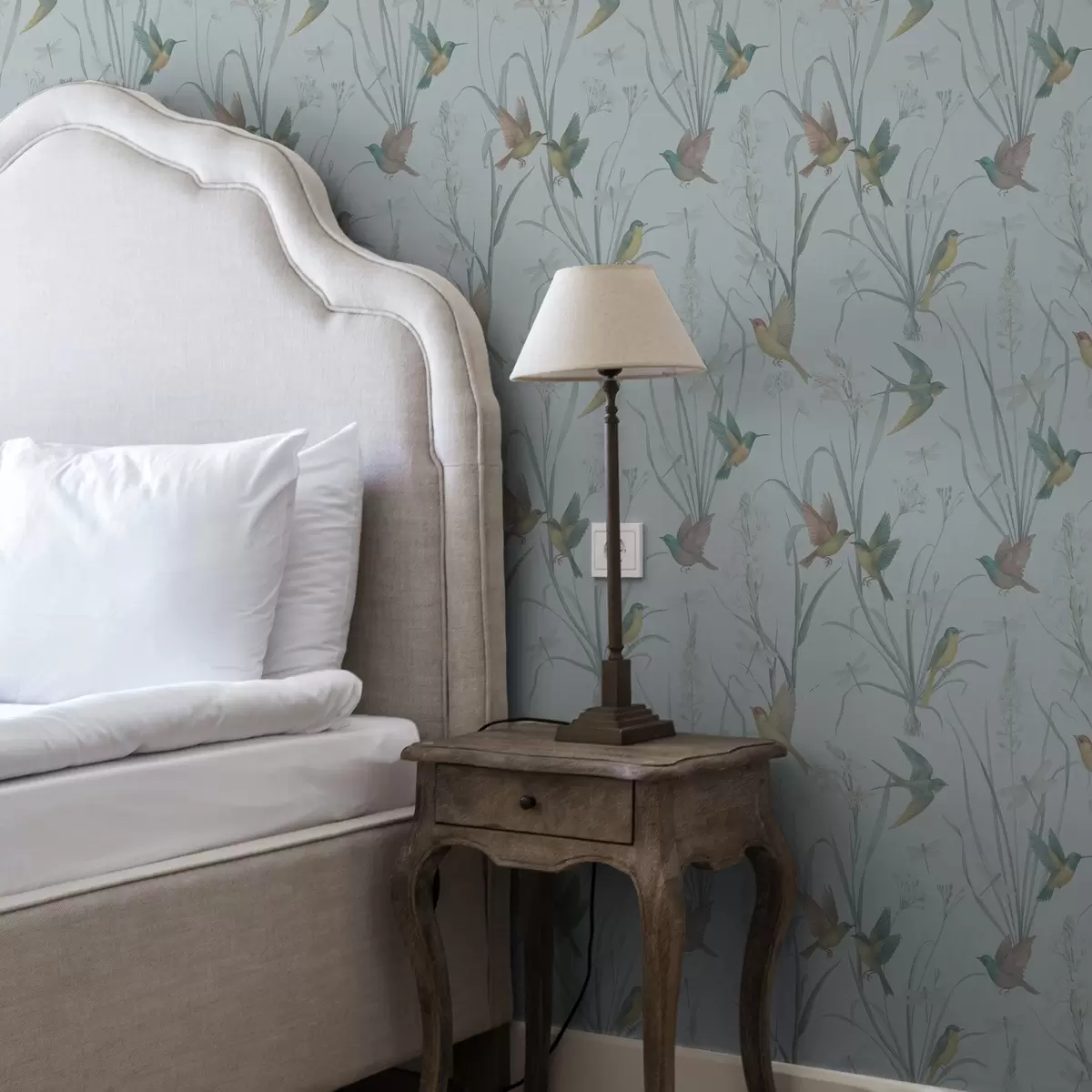 Carta da parati Uccelli tra l'erba dei prati su un terreno grigio-blu a00776