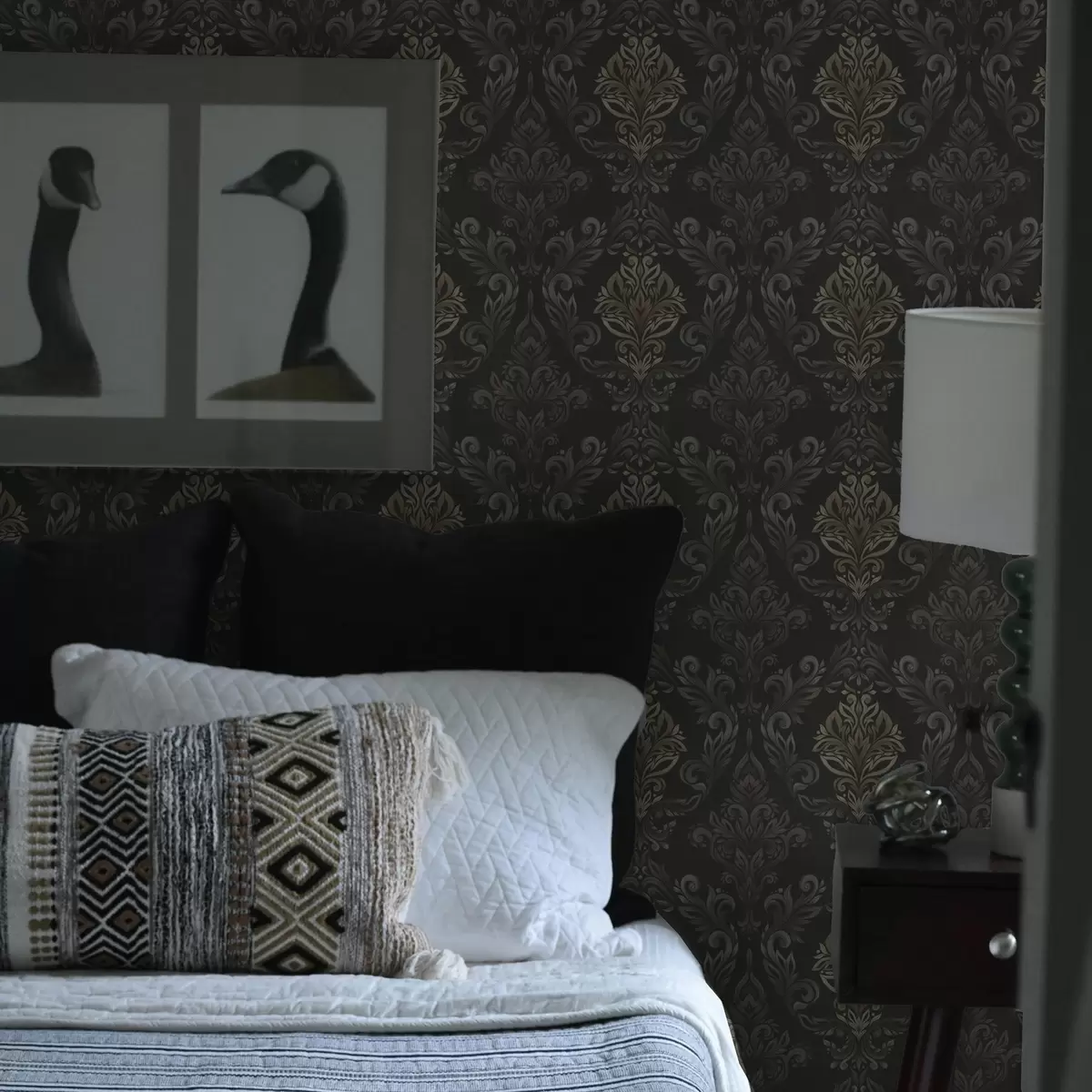 Carta da parati Damasco su fondo grafite scuro, accenti color ocra oliva a00828v5