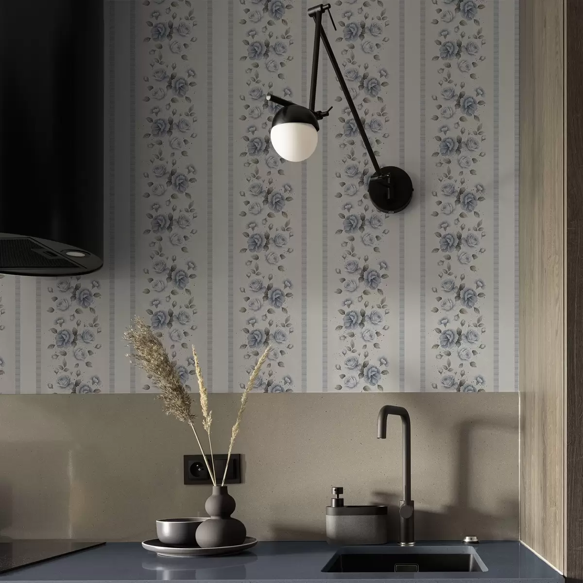 Carta da parati Rose blu disposte in bande verticali su sfondo chiaro a00860