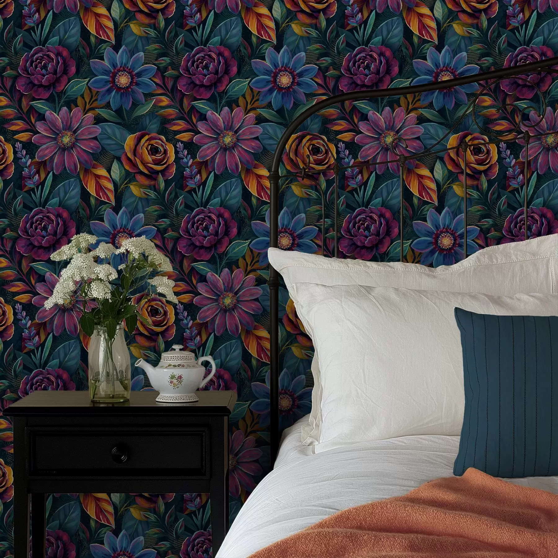 carta da parati Fiori dai colori vivaci e brillanti su sfondo blu navy intenso nr. a00871