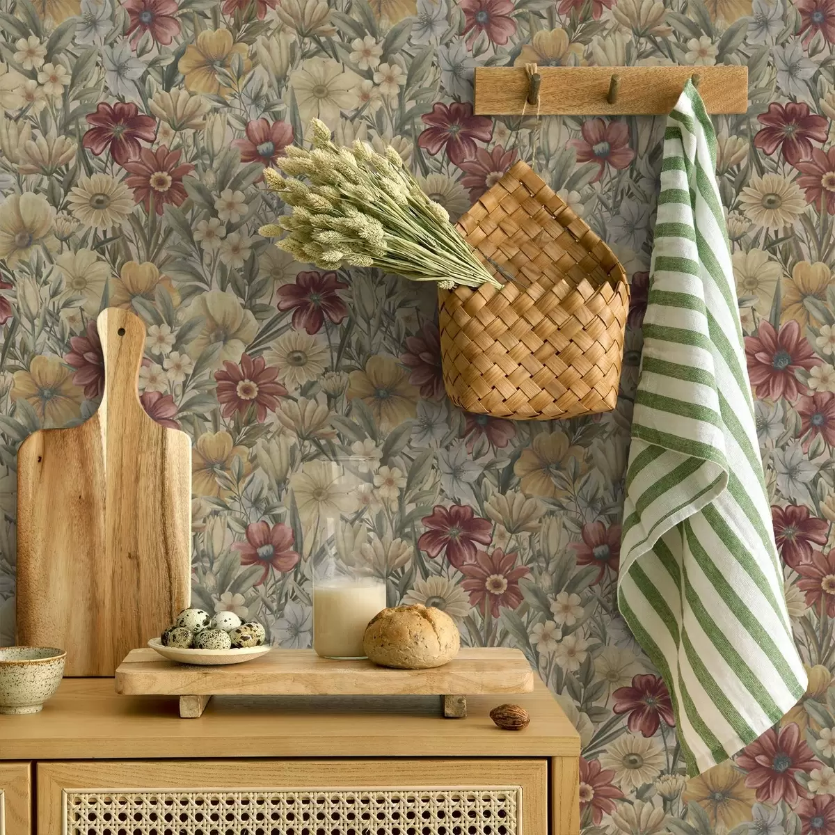 Carta da parati Prato vintage fiorito nei toni caldi del giallo, rosso e salvia a00906