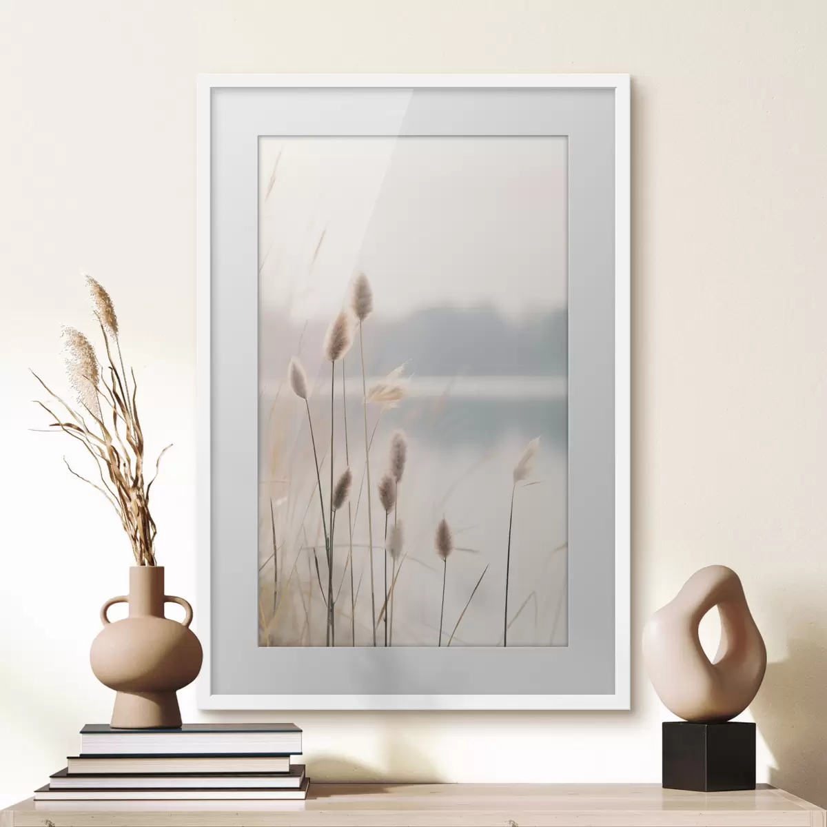 Poster Canneti morbidi in riva a un lago nebbioso, tonalità beige pastello f46504