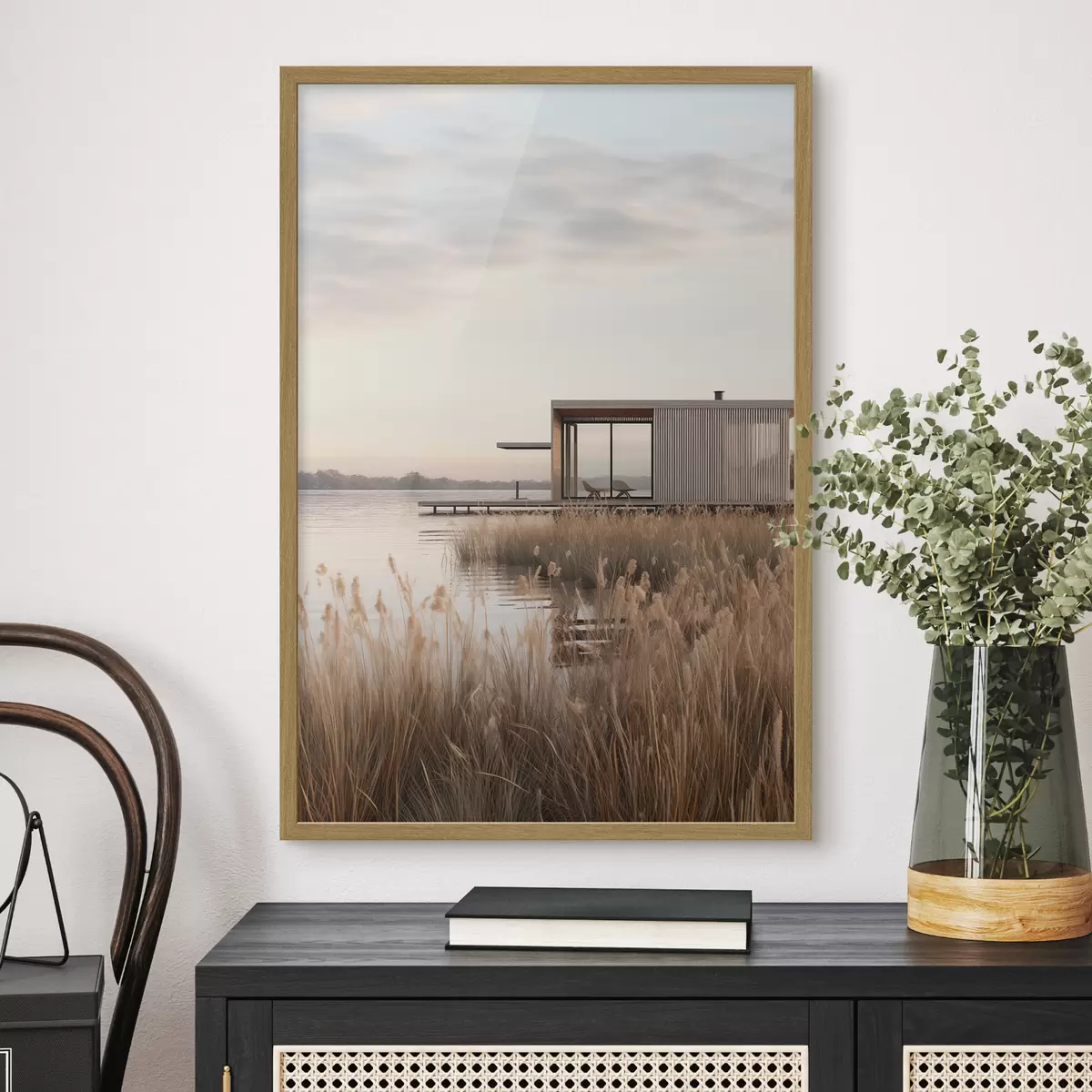 Poster Moderna baita sul lago tra i canneti al tramonto f46513