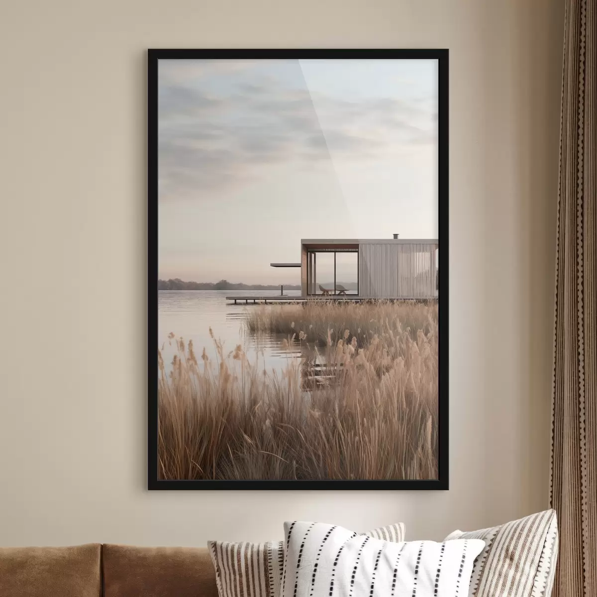 Poster Moderna baita sul lago tra i canneti al tramonto f46513
