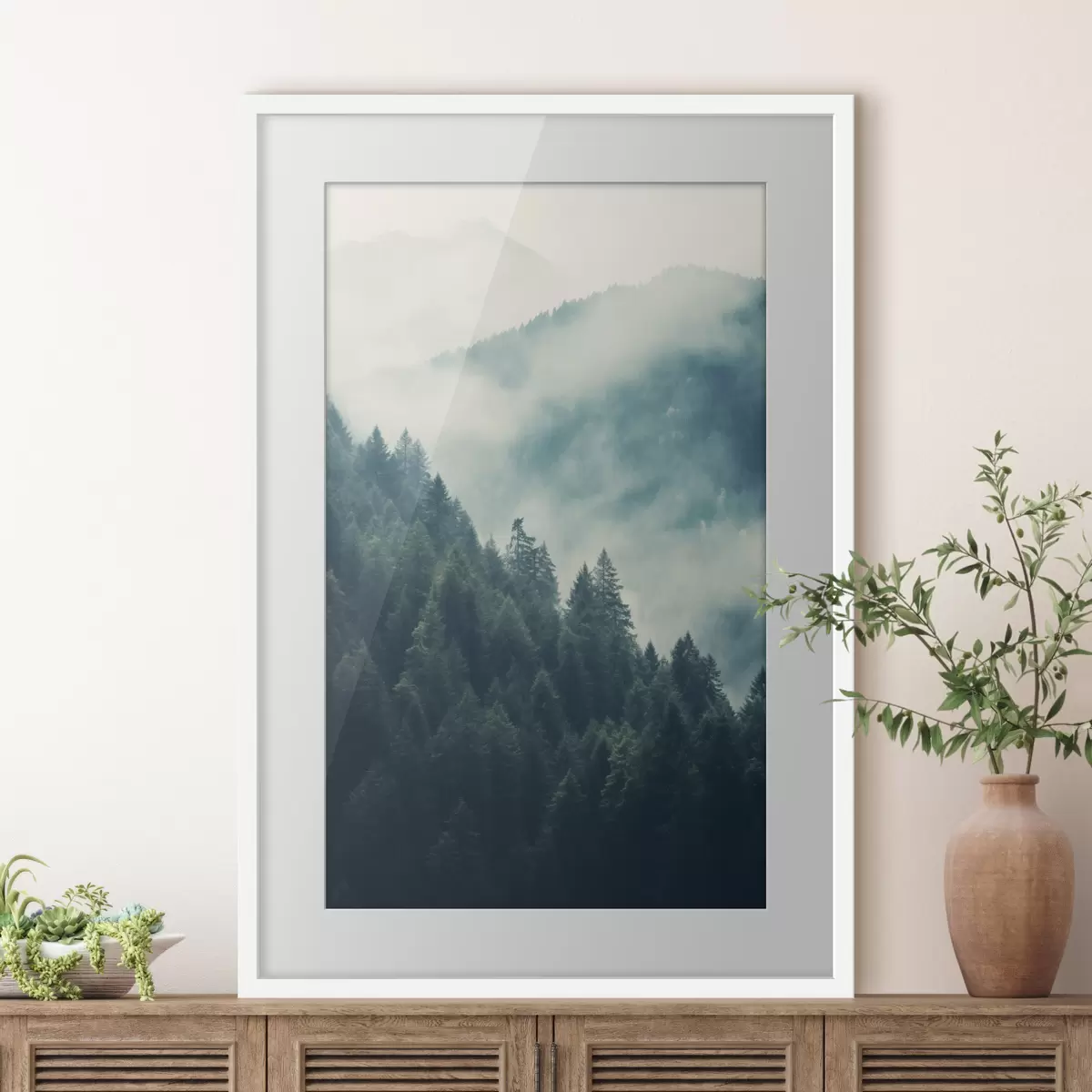 Poster Crinali montuosi avvolti dalla nebbia e fitte foreste di conifere f46518