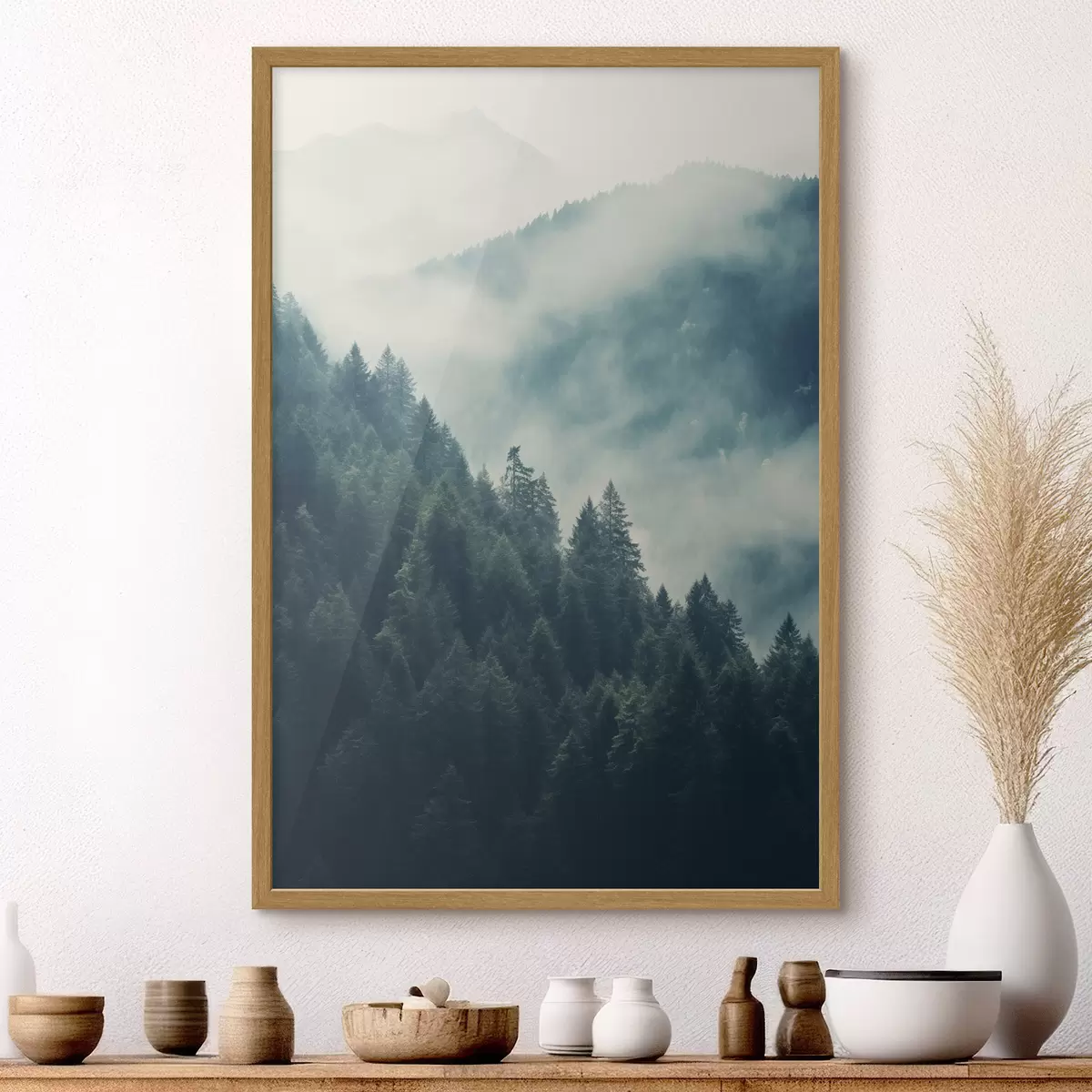 Poster Crinali montuosi avvolti dalla nebbia e fitte foreste di conifere f46518