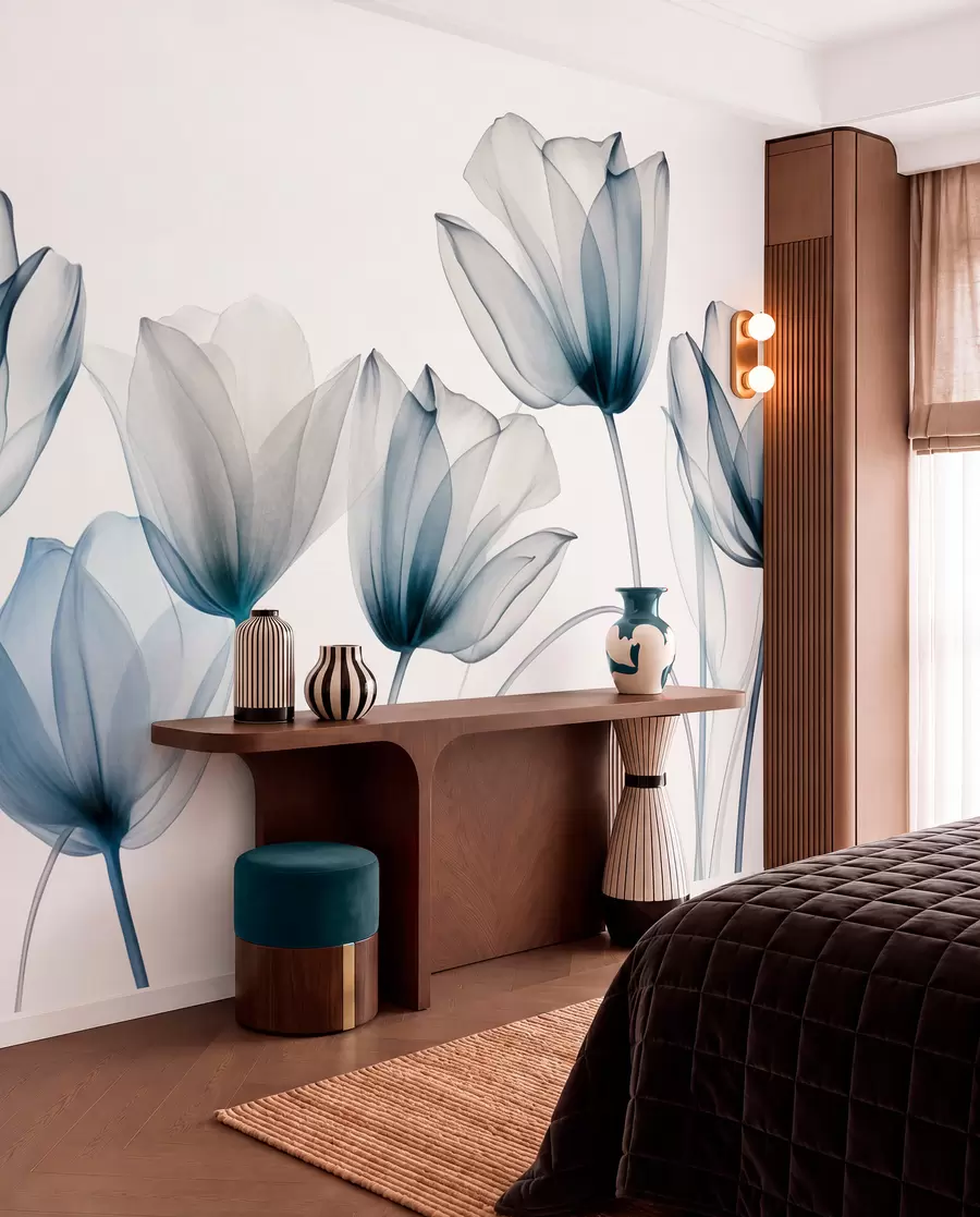 Carta da parati Moderno Fiori di tulipano blu e bianchi traslucidi con steli lunghi, su sfondo chiaro, arte floreale delicata e ricca di texture n. w09538