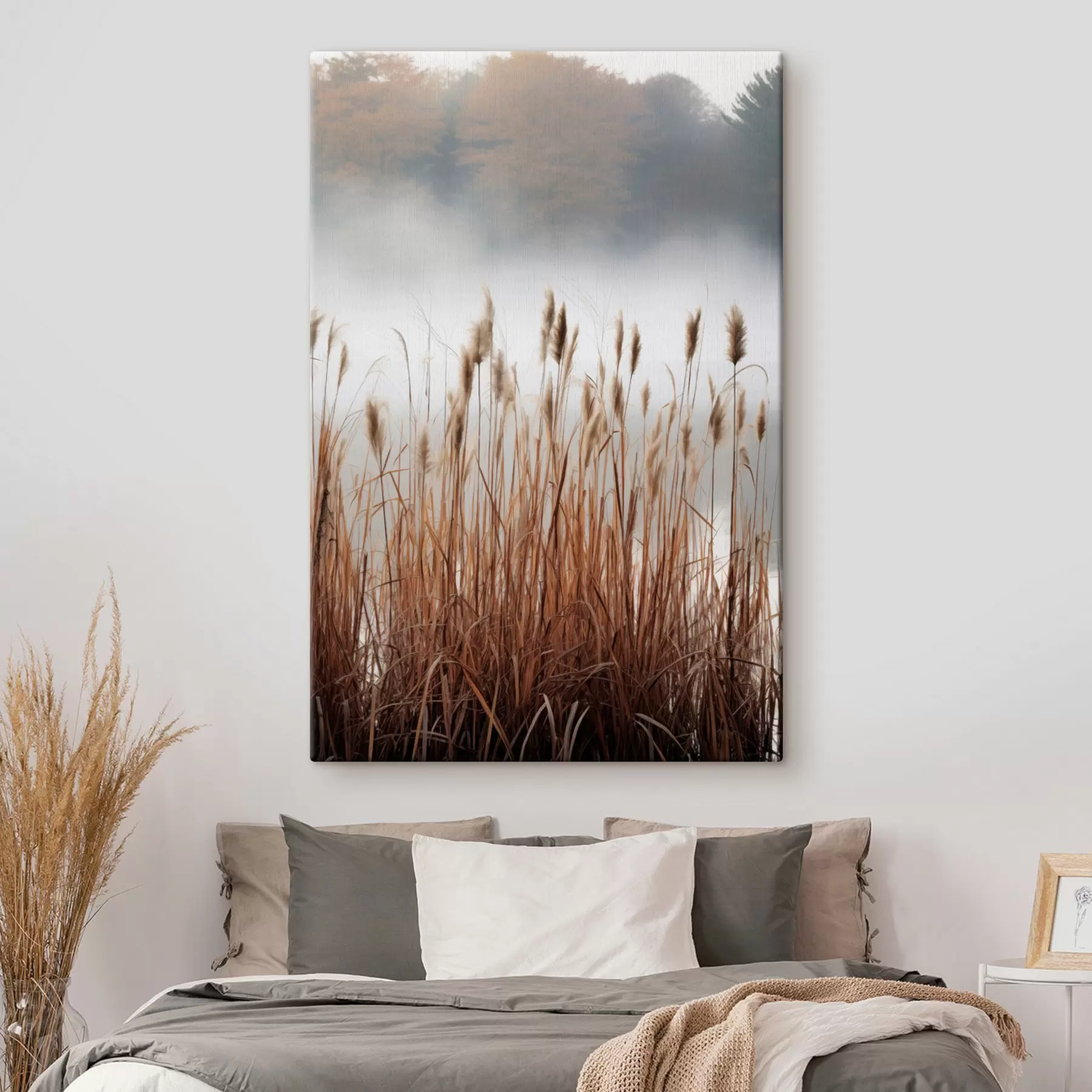 Quadro Alte canne che crescono in uno specchio d'acqua, l'acqua riflette le canne, sfondo nebbioso, luce soffusa, scena naturale nr. s46696
