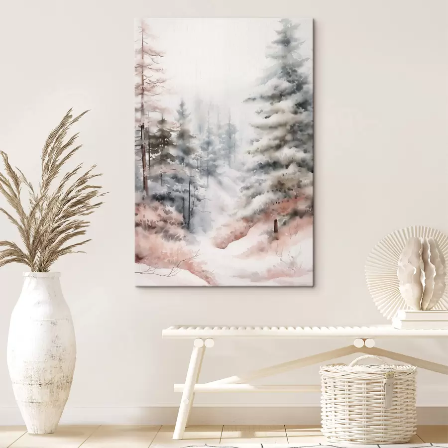 carta da parati Alti pini ricoperti di neve, immersi in una foresta avvolta dalla nebbia, una scena invernale morbida e ovattata. nr. s46702